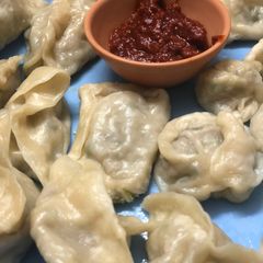 A picture of Momo with chutney.