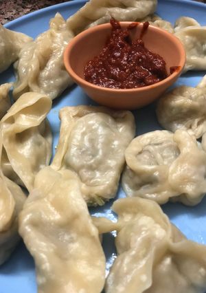 A picture of Momo with chutney.