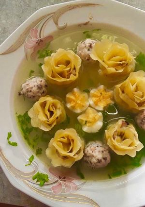Hình của món Hoành thánh hoa hồng.