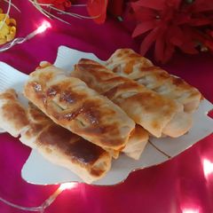 A picture of Chicken bread rolls.