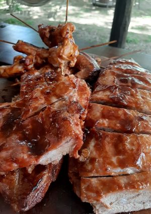 Una foto de Cerdo y pollo con salsa de barbacoa