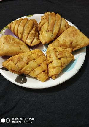 A picture of Aloo veggie samosa.