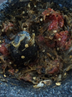 Una foto de Salsa martajada de los tres chiles asados y tomate cherry
