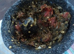 Una foto de Salsa martajada de los tres chiles asados y tomate cherry