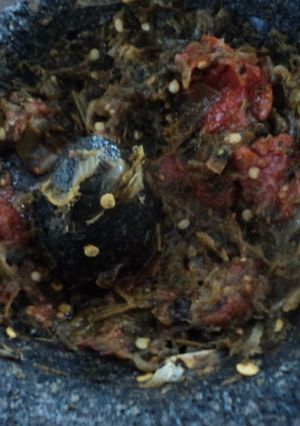 Una foto de Salsa martajada de los tres chiles asados y tomate cherry