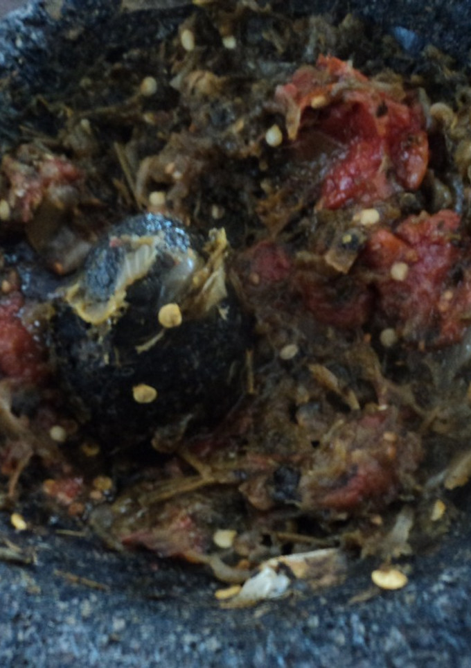Una foto de Salsa martajada de los tres chiles asados y tomate cherry