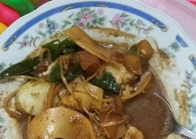 Rawon kikil (kulit sapi) 'n rebung