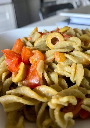 Foto di Pasta di piselli con ciliegino ed olive 🍅🫒