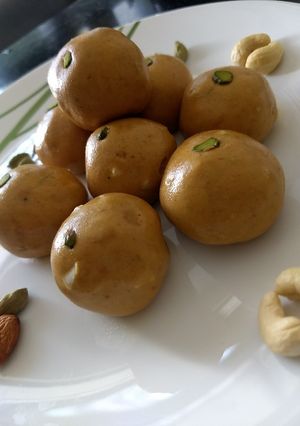 A picture of Besan laddu.