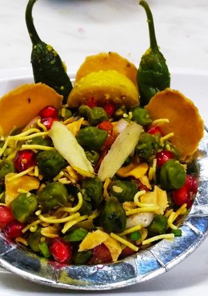 A picture of Green Chana Chaat.