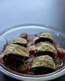 Rollitos de calabacín con carne picada y salsa de tomate