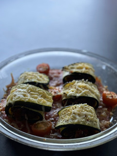 Una foto de Rollitos de calabacín con carne picada y salsa de tomate