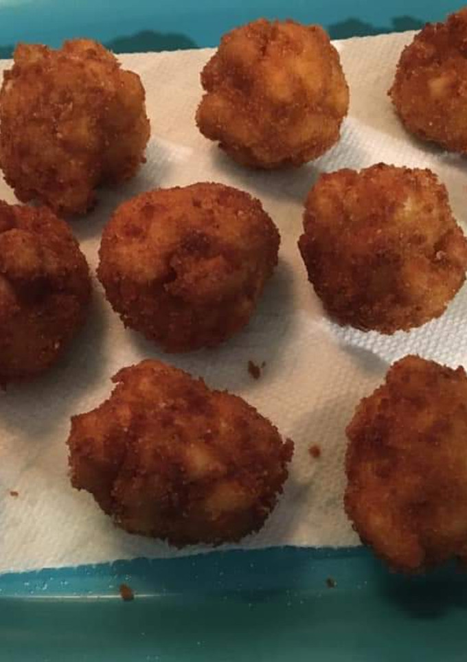 A picture of Deep Fried Mac N Cheese Bites.