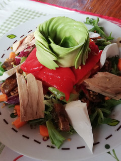Una foto de Ensalada de aguacate y ventresca