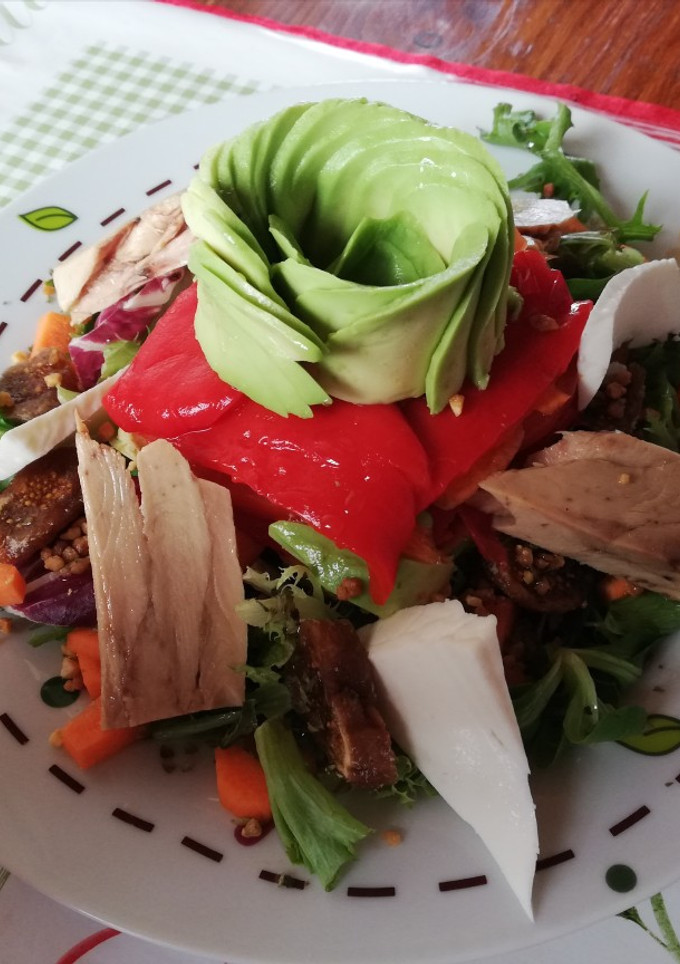 Una foto de Ensalada de aguacate y ventresca