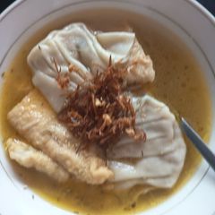 A picture of Oden and wonton soup.
