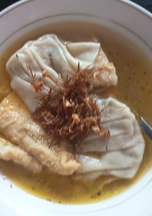 A picture of Oden and wonton soup.