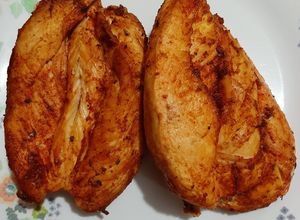Una foto de Pechuga de pollo en freidora bien sazonada