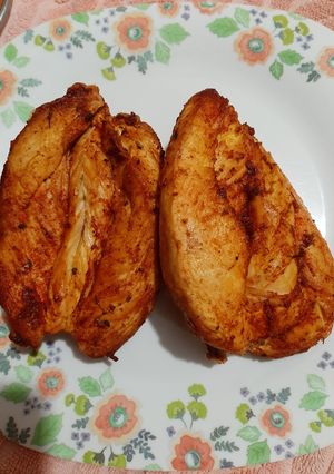 Una foto de Pechuga de pollo en freidora bien sazonada