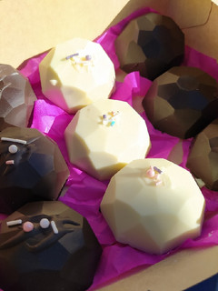 Una foto de Bombones de mantecol casero ✨🍫