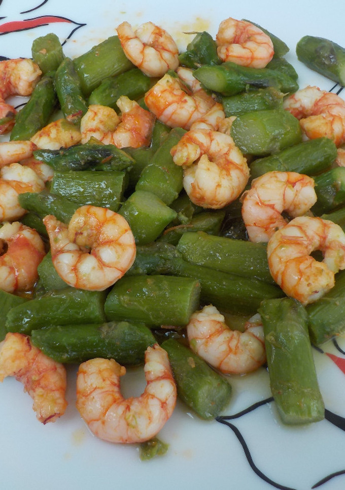 Una foto de Espárragos trigueros con colas de gambas rojas