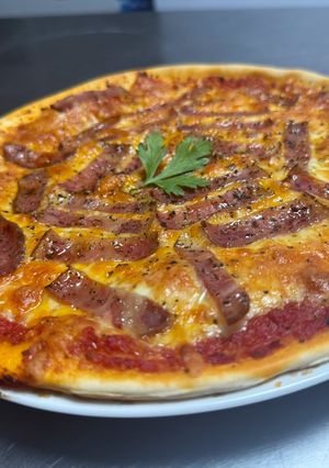 Una foto de Pizza 4 quesos y tomate frito 🥫