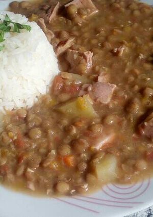 Una foto de Guiso de lentejas con atún