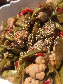 Una foto de Judías verdes con verduras y salchichas