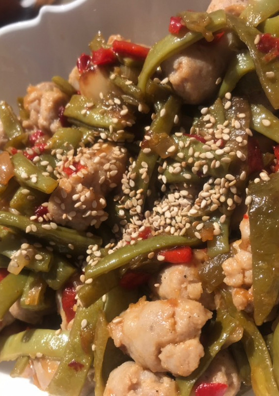 Una foto de Judías verdes con verduras y salchichas