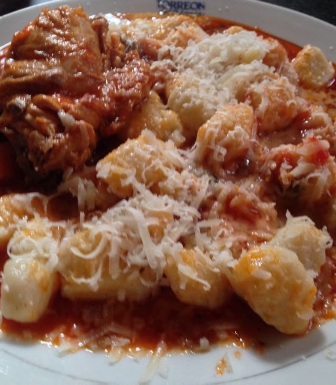 Una foto de Ñoquis caseros de papas con salsa de pollo para el domingo 29