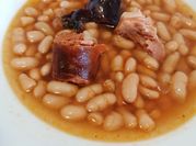 Una foto de fabada fácil
