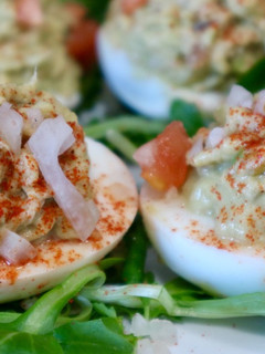 Una foto de Huevos rellenos de atún y aguacate