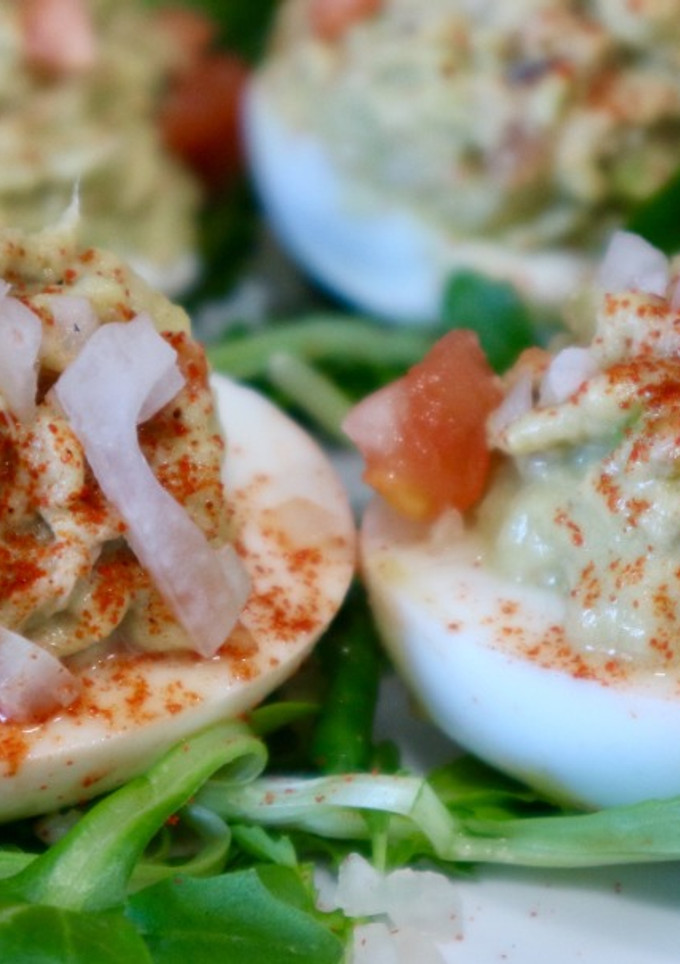 Una foto de Huevos rellenos de atún y aguacate