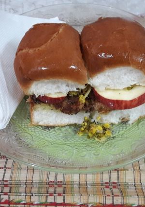 अंकुरित मूंग और एप्प्ल बर्गर (Ankurit moong aur apple burger recipe in hindi) रेसिपी मुख्य फोटो