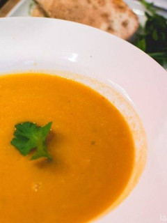 Una foto de Crema de zanahorias y quesitos con Thermomix