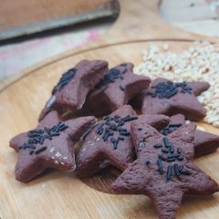 A picture of Wheat chocolate cookies.