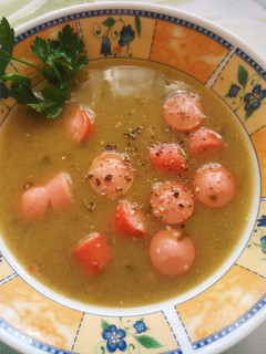 Zöld felesborsó leves virslivel recept fotója