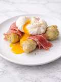 Alcachofas con jamón y huevos pochados