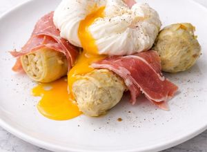 Una foto de Alcachofas con jamón y huevos pochados