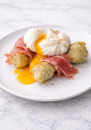 Una foto de Alcachofas con jamón y huevos pochados