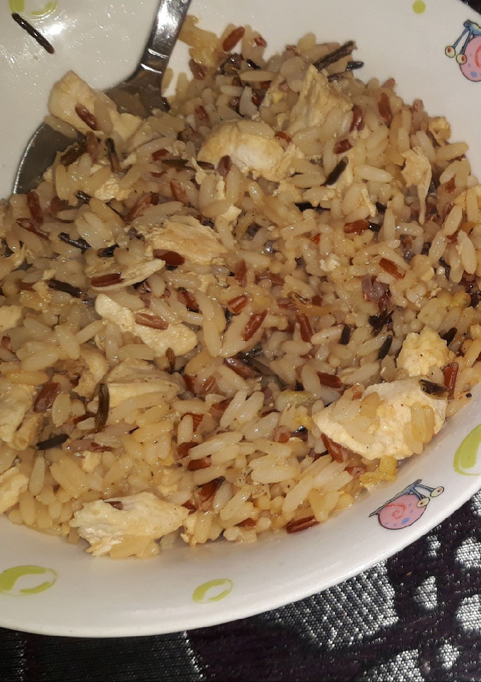 Una foto de Arroz con pollo y soja