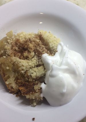 Una foto de Crumble de manzana con crema batida