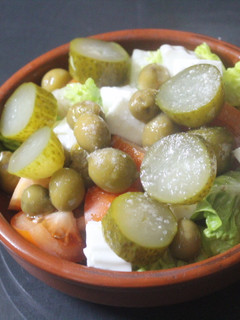 Una foto de Ensalada de queso y pepinillos
