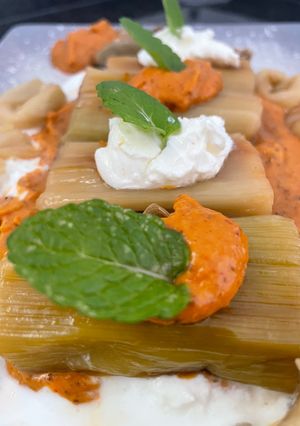 Una foto de Puerros y Calçots con Burrata y Romesco