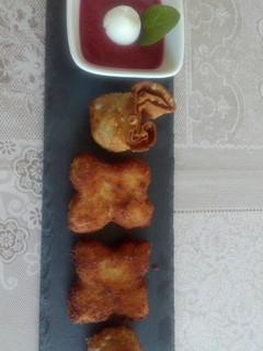Una foto de Gazpacho de remolacha con huevo duro de codorniz, croquetas de pollo, saquitos de morcilla