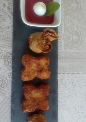 Foto principal de Gazpacho de remolacha con huevo duro de codorniz, croquetas de pollo, saquitos de morcilla