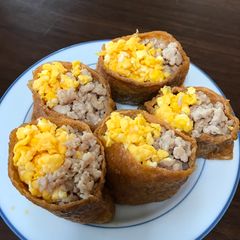 A picture of Two colors Inarizushi.