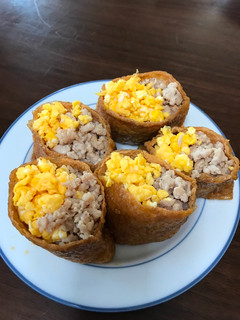A picture of Two colors Inarizushi.