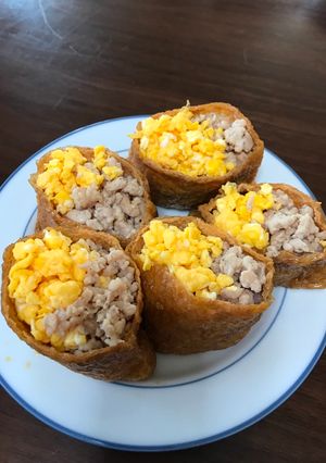 A picture of Two colors Inarizushi.