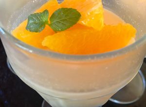 Una foto de Postre ligero de crema y jugo de naranja 🍊